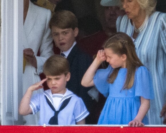 Le prince George de Cambridge, Le prince Louis de Cambridge, La princesse Charlotte de Cambridge et Camilla Parker Bowles, duchesse de Cornouailles, - Les membres de la famille royale saluent la foule depuis le balcon du Palais de Buckingham, lors de la parade militaire "Trooping the Colour" dans le cadre de la célébration du jubilé de platine (70 ans de règne) de la reine Elizabeth II à Londres, Royaume Uni, le 2 juin 2022. 