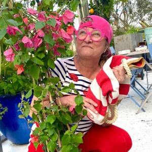 Christine Bravo pose avec ses lunettes de chez Traction Productions, sur Instagra, mai 2022