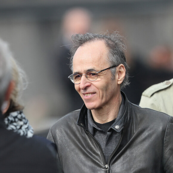 Jean-Jacques Goldman lors des obsèques de Véronique Colucci au cimetière communal de Montrouge, le 12 avril 2018.