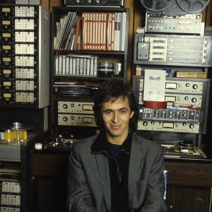 En France, Jean-Jacques Goldman dans un studio d'enregistrement en décembre 1985. © Michel Croizard via Bestimage