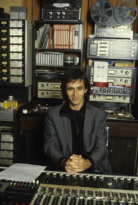 En France, Jean-Jacques Goldman dans un studio d'enregistrement en décembre 1985. © Michel Croizard via Bestimage