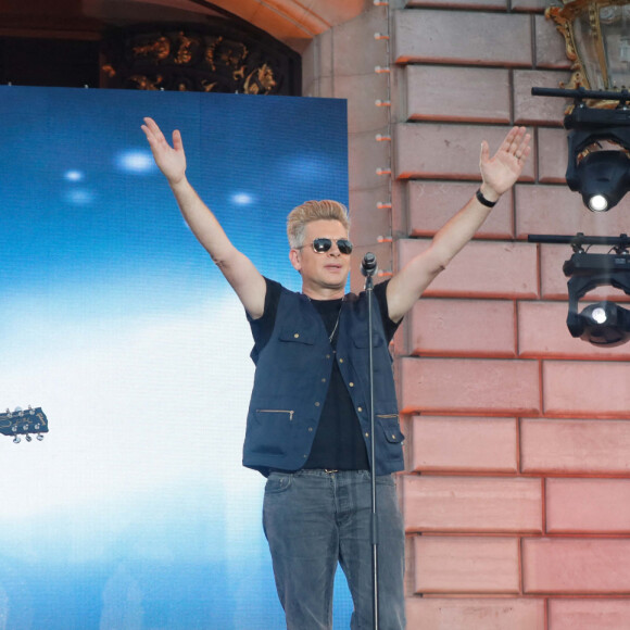 Exclusif - Benjamin Biolay - Concert RFM Music Show sur le parvis de l'Hôtel de Ville de Levallois Perret. Le 18 juin 2022. Le show sera diffusé le 23 juin, à 21h15 sur C8 et en simultané sur RFM ! © Christophe Clovis / Bestimage 