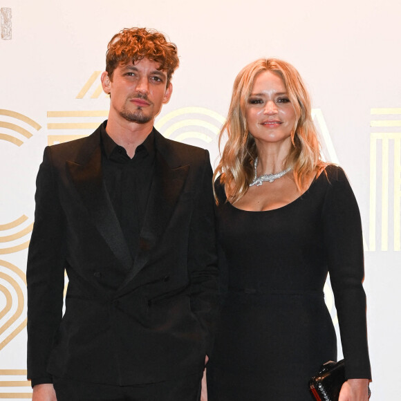 Niels Schneider et sa compagne Virginie Efira - Photocall au Fouquet's après la 47ème cérémonie des César à Paris le 26 février 2022. © Coadic Guirec / Bestimage 