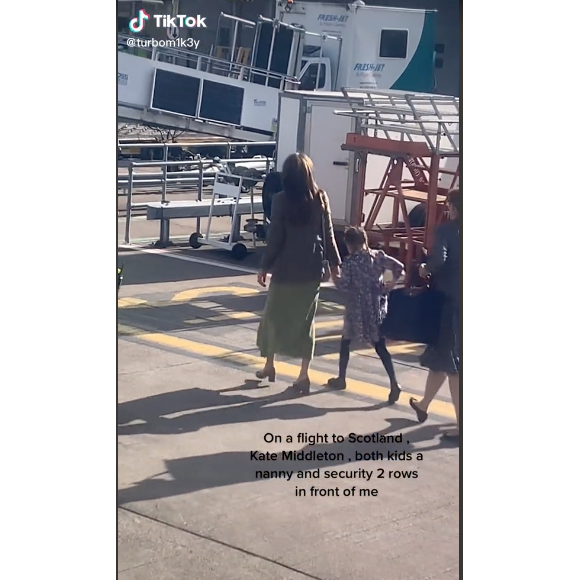 Kate Middleton, Charlotte et Louis apperçus sur le Tarmac, sortant d'un vol économique en direction de l'Ecosse