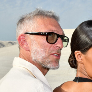 Vincent Cassel et sa femme Tina Kunakey durant le défilé "Le Papier" la collection automne hiver 2022-2023 de Simon Porte Jacquemus aux Salin de Giraud à Arles. © Bruno Bebert/Bestimage 