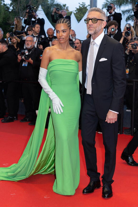 Tina Kunakey et son mari Vincent Cassel - Montée des marches du film "Les crimes du futur" lors du 75e Festival de Cannes. Le 23 mai 2022. © Olivier Borde / Bestimage 
