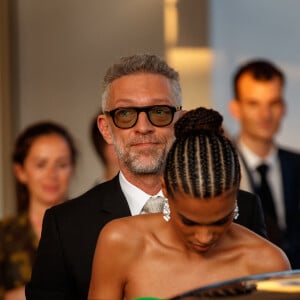 Vincent Cassel et sa femme Tina Kunakey à la sortie de l'hôtel "Martinez" lors du 75e Festival International du Film de Cannes, le 23 mai 2022. 