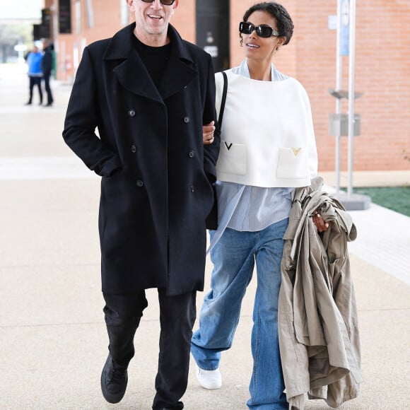 Vincent Cassel et sa femme Tina Kunakey arrivent à l'aéroport international de Venise - Marco Polo et prennent un bateau-taxi, à Venise, le 21 avril 2022. 