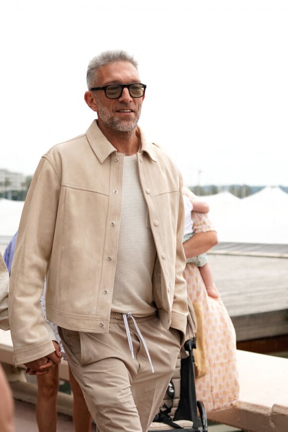 Vincent Cassel se promène sur la croisette lors du 75e Festival International du Film de Cannes, le 23 mai 2022.