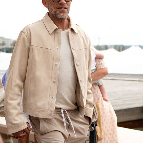 Vincent Cassel se promène sur la croisette lors du 75e Festival International du Film de Cannes, le 23 mai 2022.
