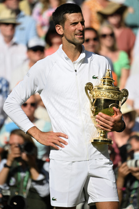 Catherine (Kate) Middleton, duchesse de Cambridge,remet le trophée à Novak Djokovic, vainqueur du tournoi de Wimbledon face à Nick Kyrgios (4/6 - 6/3 - 6/4 - 7/6), le 10 juillet 2022.