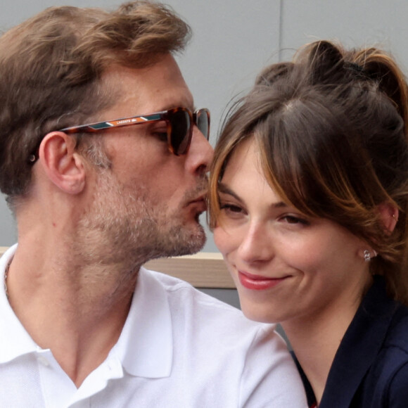 Info - Nicolas Duvauchelle annonce ses fiançailles avec Chloé Roy - Nicolas Duvauchelle et sa compagne Chloé Roy dans les tribunes lors des Internationaux de France de Tennis de Roland Garros 2022. Paris, le 5 juin 2022. © Dominique Jacovides/Bestimage 