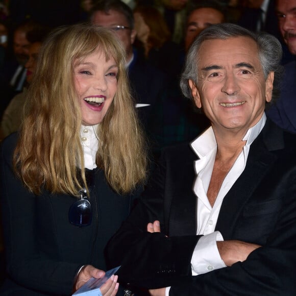 Arielle Dombasle et son mari Bernard Henri-Levy - People assistent à l'opéra en plein air 'La Traviata' (une production de Benjamin Patou, le PDG de Moma Group) dans la cour d'honneur de l'hôtel des Invalides à Paris le 8 septembre 2015.