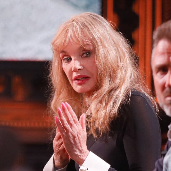 Arielle Dombasle sur le plateau de l'émission "On est en direct (OEED)" , présentée par L.Salamé et L.Ruquier, diffusée en direct sur France 2 aux studios Rive Gauche à Paris, France, le 28 mai 2022. © Christophe Clovis/Bestimage 