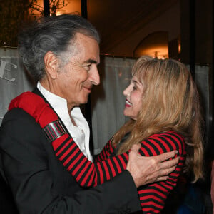 Bernard-Henri Lévy et Arielle Dombasle - Lancement du numéro 75 de la revue littéraire "La règle du jeu", avec pour thème "Comment lisez-vous ?", au Café de Flore à Paris. Le 16 février 2022 © Coadic Guirec / Bestimage