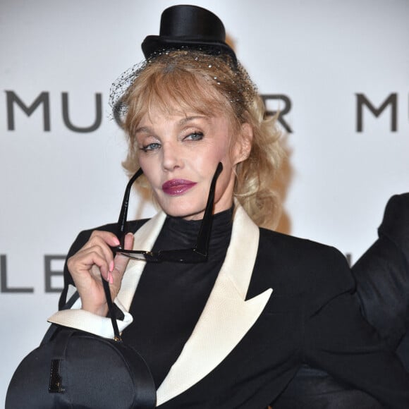 Arielle Dombasle au photocall de l'exposition "Thierry Mugler: couturissime" au Musée des Arts Décoratifs (MAD) à Paris.