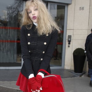 Arielle Dombasle à la sortie des studios de la radio RTL à Paris, le 28 janvier 2022. 