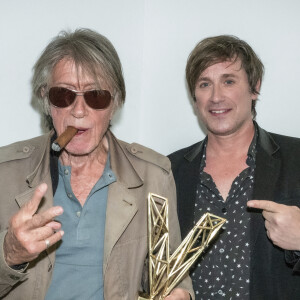 Jacques Dutronc (Victoire d'honneur) avec son fils Thomas Dutronc en backstage lors la 37ème cérémonie des Victoires de la musique à la Seine musicale de Boulogne-Billancourt. © Cyril Moreau / Tiziano Da Silva / Bestimage 