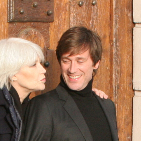 Françoise Hardy et son fils Thomas Dutronc se baladent le long des quais de l'Île Saint-Louis à Paris, France, le 2 novembre 2016.