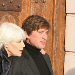 Françoise Hardy et son fils Thomas Dutronc se baladent le long des quais de l'Île Saint-Louis à Paris, France, le 2 novembre 2016.