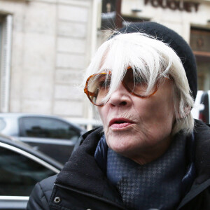Françoise Hardy dans les rues de Paris le 11 Février 2016.