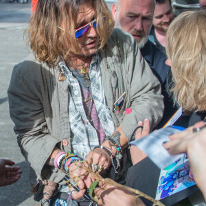 Johnny Depp va à la rencontre de fans devant la mairie d'Offenbach en Allemagne, le 6 juillet 2022.
