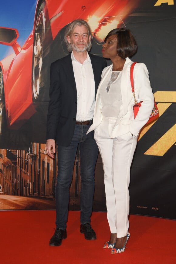 Gilles Verdez et sa compagne Fatou - Avant-première du film "Taxi 5" au cinéma le Grand Rex à Paris, France, le 8 avril 2018. © Coadic Guirec/Bestimage
