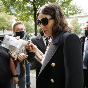 Juliette Binoche salue ses fans à son arrivée au festival du film de Zurich le 1er octobre 2020.