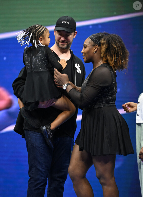 Serena Williams - Les célébrités assistent à la victoire de Serena Williams lors de l'US Open à New York face à la Monténégrine D.Kovinic en deux sets (6-3, 6-3), le 29 août 2022. L'Américaine de 40 ans, qui devrait prendre sa retraite à l'issue du tournoi, portait 400 diamants incrustés sur son bandeau, sa tenue et ses sneakers. Son époux A.Ohanian, sa fille Olympia, B.Hadid, S.Lee, L.Vonn, l'ancien président des Etats-Unis B.Clinton, A.Wintour étaient venus l'applaudir.