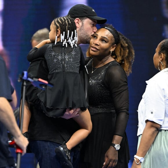 Serena Williams - Les célébrités assistent à la victoire de Serena Williams lors de l'US Open à New York face à la Monténégrine D.Kovinic en deux sets (6-3, 6-3), le 29 août 2022. L'Américaine de 40 ans, qui devrait prendre sa retraite à l'issue du tournoi, portait 400 diamants incrustés sur son bandeau, sa tenue et ses sneakers. Son époux A.Ohanian, sa fille Olympia, B.Hadid, S.Lee, L.Vonn, l'ancien président des Etats-Unis B.Clinton, A.Wintour étaient venus l'applaudir.