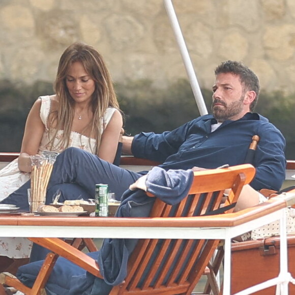 Ben Affleck et sa femme Jennifer Affleck (Lopez) font une croisière sur la seine avec leurs enfants respectifs Seraphina, Violet, Maximilian et Emme lors de leur lune de miel à Paris le 23 juillet 2022.