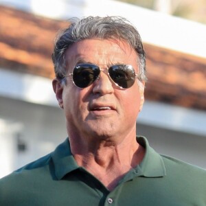 Sylvester Stallone se promène dans les rues de Bel-Air. Un fan lui offre des bouteilles d'eau 138 water! Le 1er mars 2016