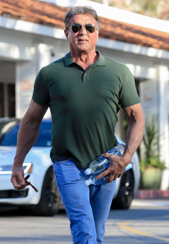 Sylvester Stallone se promène dans les rues de Bel-Air. Un fan lui offre des bouteilles d'eau 138 water! Le 1er mars 2016