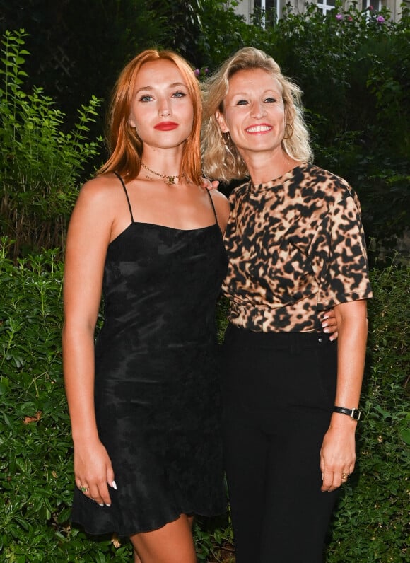 Chloé Jouannet et sa mère Alexandra Lamy - 1er Cocktail des nommés du Festival de la fiction de La Rochelle dans l'hôtel particulier de la SACD à Paris le 1er septembre 2022. © Coadic Guirec/Bestimage