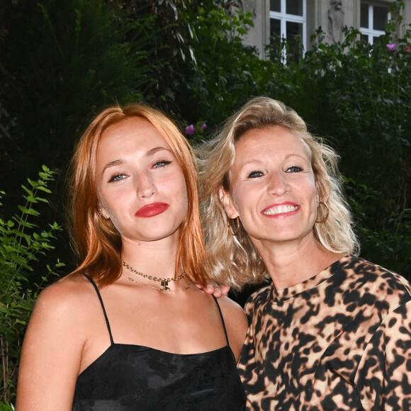Chloé Jouannet et sa mère Alexandra Lamy - 1er Cocktail des nommés du Festival de la fiction de La Rochelle dans l'hôtel particulier de la SACD à Paris le 1er septembre 2022. © Coadic Guirec/Bestimage