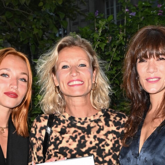 Chloé Jouannet, Alexandra Lamy et Mélanie Doutey - 1er Cocktail des nommés du Festival de la fiction de La Rochelle dans l'hôtel particulier de la SACD à Paris le 1er septembre 2022. © Coadic Guirec/Bestimage