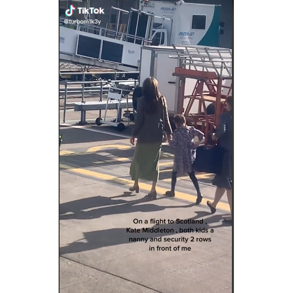 Kate Middleton, Charlotte et Louis aperçus sur le Tarmac, sortant d'un vol économique en direction de l'Ecosse.