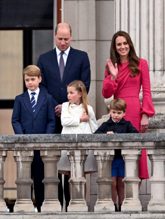 Le prince William, Kate Middleton et leurs enfants le prince George, la princesse Charlotte et le prince Louis - La famille royale regarde la grande parade qui clôture les festivités du jubilé de platine de la reine à Londres le 5 juin 2022. 