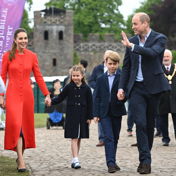 Le prince William et Kate Middleton, accompagnés de leurs enfants, le prince George et la princesse Charlotte, en visite au château de Cardiff, Royaume Uni. 