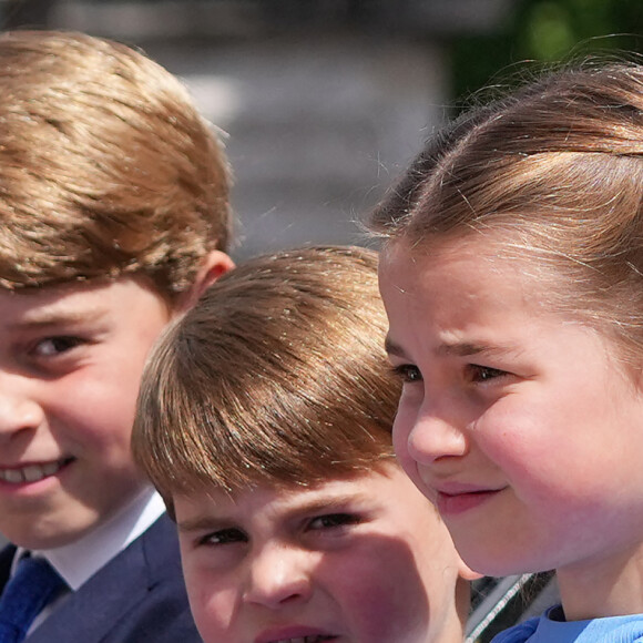 Le prince George de Cambridge, le prince Louis et la princesse Charlotte - Les membres de la famille royale regardent le défilé Trooping the Colour depuis un balcon du palais de Buckingham à Londres lors des célébrations du jubilé de platine de la reine le 2 juin 2022. 