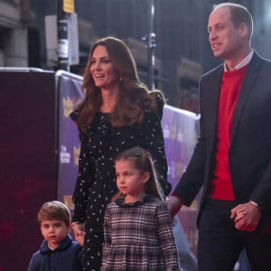 Le prince William et Kate Middleton avec leurs enfants le prince George, la princesse Charlotte et le prince Louis au Palladium à Londres, Royaume Uni, le 11 décembre 2020. 