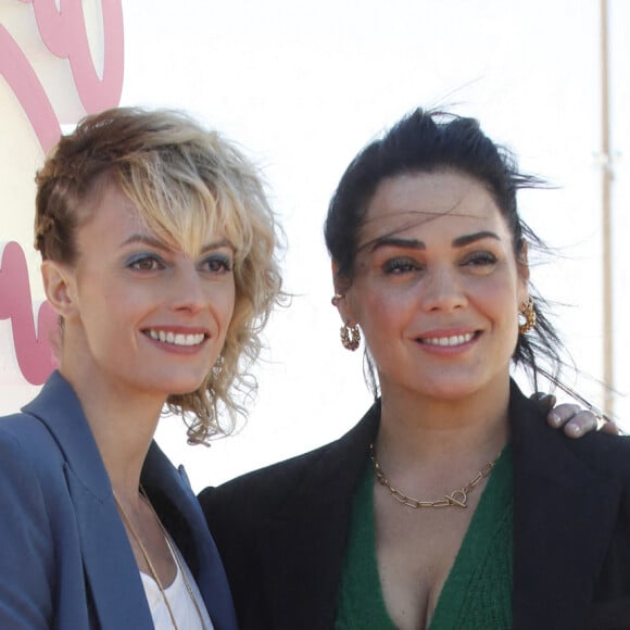 Sara Mortensen et Lola Dewaere au photocall de la série "Astrid et Raphaëlle" lors de la 5ème saison du festival International des Séries "Canneseries" à Cannes, France, le 2 avril 2022. © Denis Guignebourg/Bestimage 