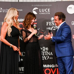 Tiziana Rocca, Anne Parillaud, Francois-Marc Sastre à la press room du prix "Filming Italy Best Movie Achievement" lors de la 79ème édition du festival international du film de Venise (La Mostra), Italie, le 4 septembre 2022. © SGP/Bestimage