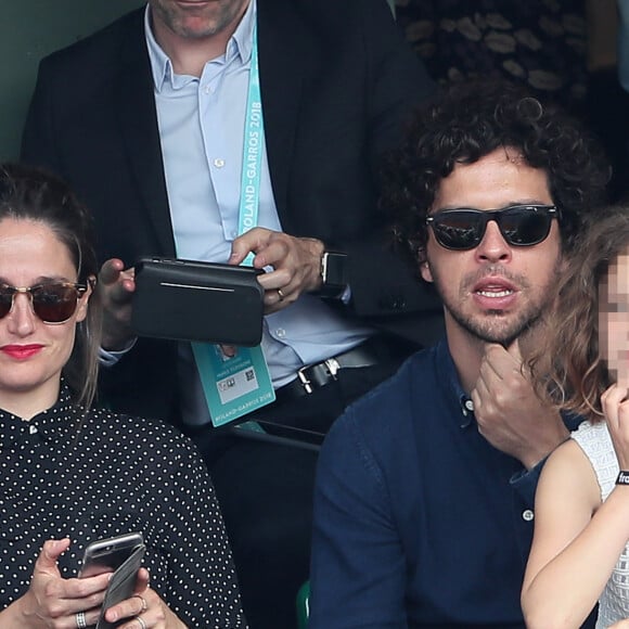 Marie Gillain, son compagnon Christophe Degli Esposti et leur fille Vega - People dans les tribunes des Internationaux de France de Tennis de Roland Garros à Paris. Le 9 juin 2018 © Cyril Moreau / Bestimage 