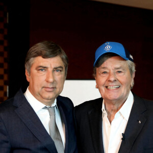 Alain Delon rencontrant l'ambassadeur d'Ukraine en France Vadym Omelchenko le 8 juillet 2022  sur la terrasse du siège de Vivendi à Paris