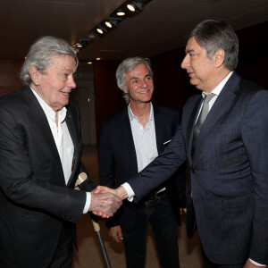 Alain Delon, accompagné de Cyril Viguier, rencontrant l'ambassadeur d'Ukraine en France Vadym Omelchenko le 8 juillet 2022 sur la terrasse du siège de Vivendi à Paris