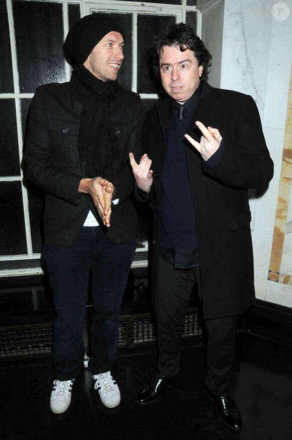 Chris MArtin et le critique et réalisateur Sacha Gervais à l'occasion de la cérémonie des Evening Standard British Film Awards au Movieum de County Hall, à Londres, le 8 février 2010.