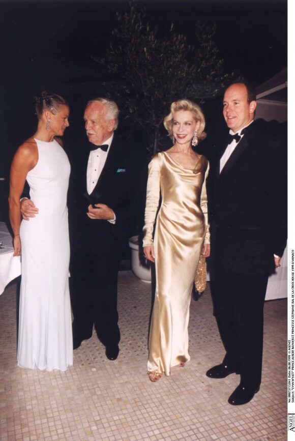 Lynn Ayatt, prince Albert Rainier, et la princesse Stéphanie au bal de la Croix rouge en 1999