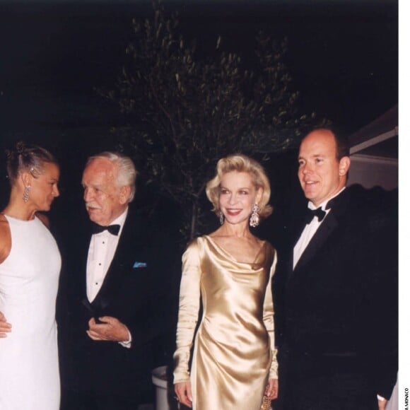 Lynn Ayatt, prince Albert Rainier, et la princesse Stéphanie au bal de la Croix rouge en 1999