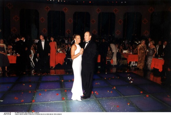 Prince Albert et la princesse Stéphanie au bal de la Croix rouge en 1999